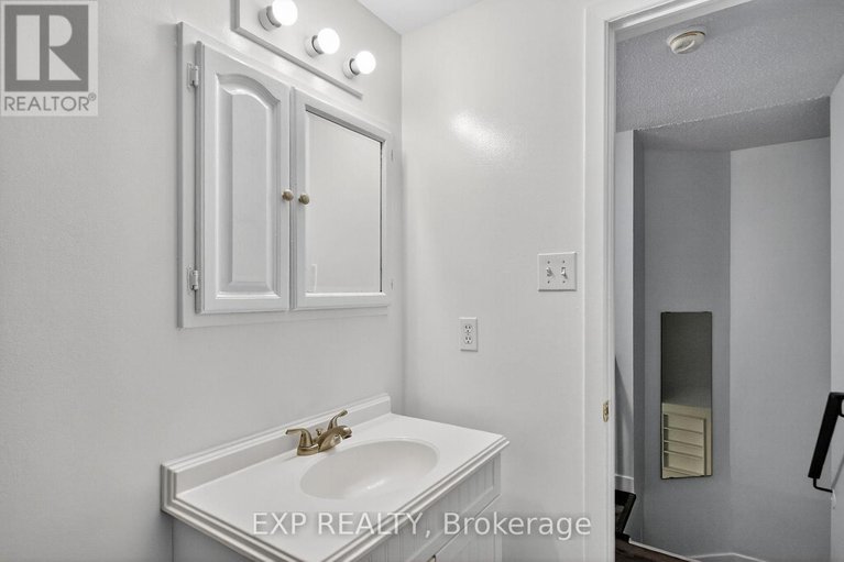 29054147/109-theresa-private/heron-gateindustrial-park/ottawa/ontario/K1V0E7_29