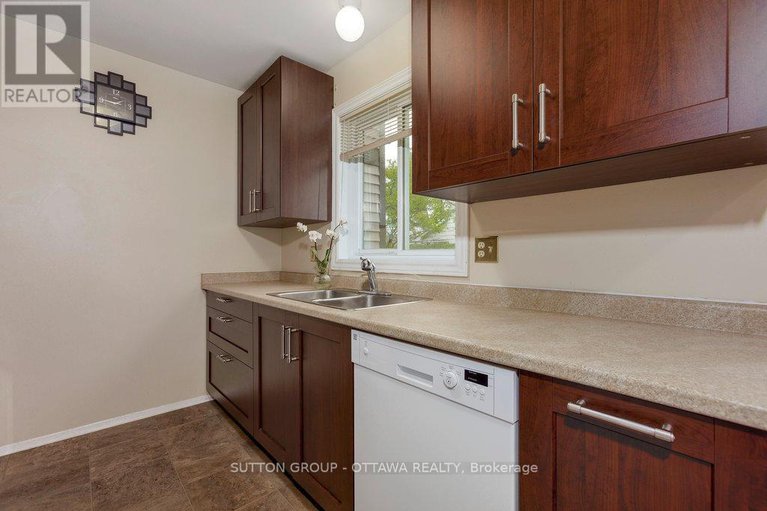 28553457/1951-greenvale-lane/chateauneuf/ottawa/ontario/K1C6E2_14
