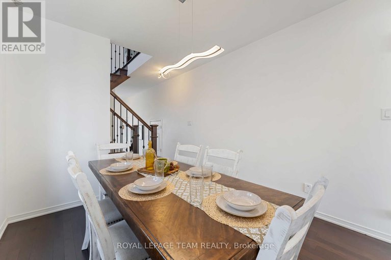 28929396/359-melodie-street/mer-bleuebradley-estatesanderson-park/ottawa/ontario/K1W0L8_16