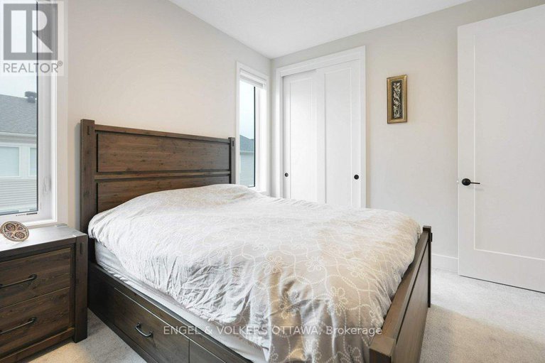 28933678/1010-carden-lane/orleans-village/ottawa/ontario/K1W0N3_28