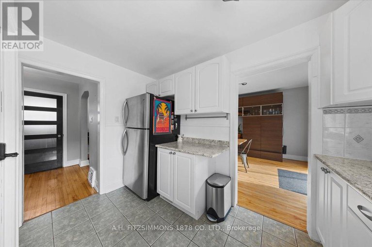 28141101/130-blackburn-avenue/sandy-hill/ottawa/ontario/K1N8A7_16
