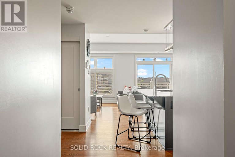 28694497/301-345-elizabeth-cosgrove-private/mer-bleuebradley-estatesanderson-park/ottawa/ontario/K1W0K6_18