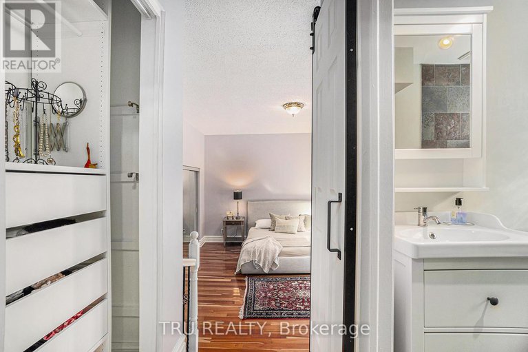 28288909/2302-fox-crescent/whitehaven/ottawa/ontario/K2B7K6_25