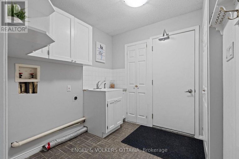 29015610/4720-whispering-willow-drive/sarsfieldbearbrook/ottawa/ontario/K4B1J1_17