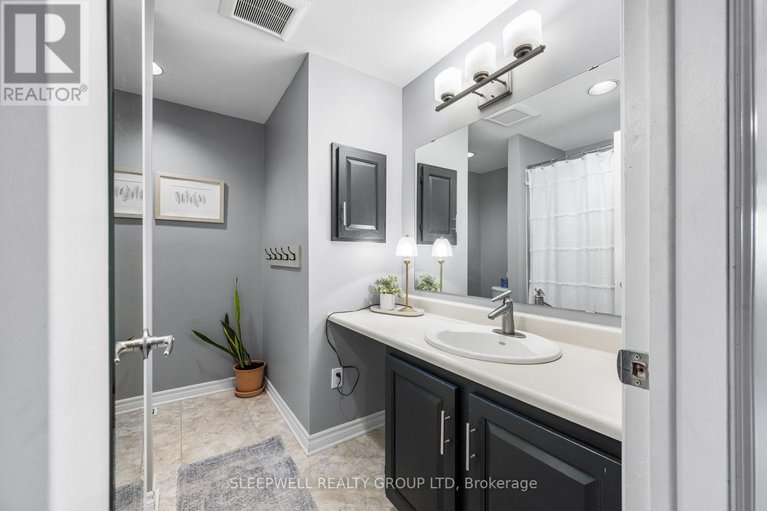 28378169/82-28-barrow-crescent/katimavik/ottawa/ontario/K2L2K1_28