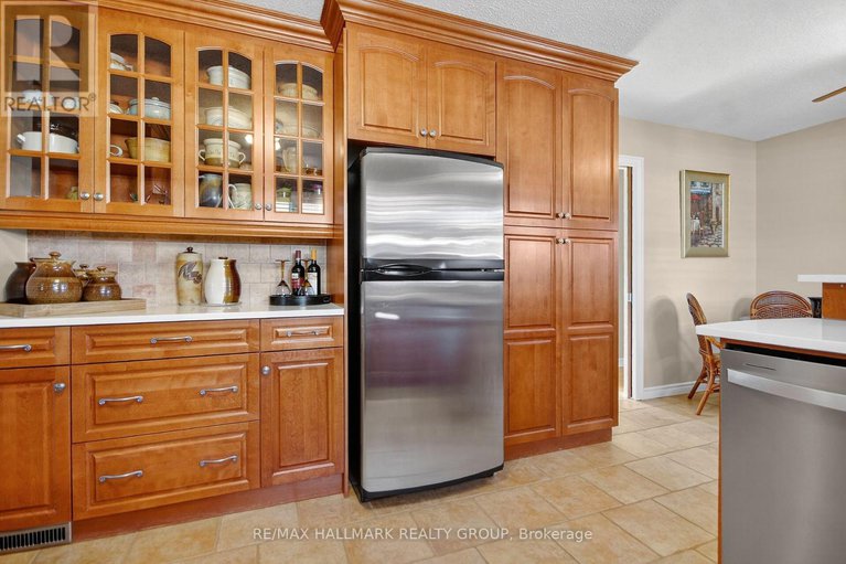 29053802/838-balsam-drive/chatelaine-village/ottawa/ontario/K1E1B7_15