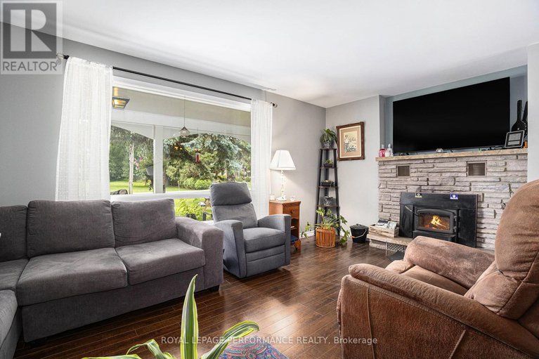 28638253/15-fair-street/maxville/north-glengarry/ontario/K0C1T0_7