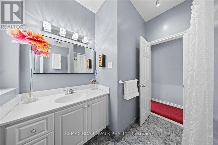 29377343/32-waverley-street/ottawa-centregolden-triangle/ottawa/ontario/K2P0T9_26