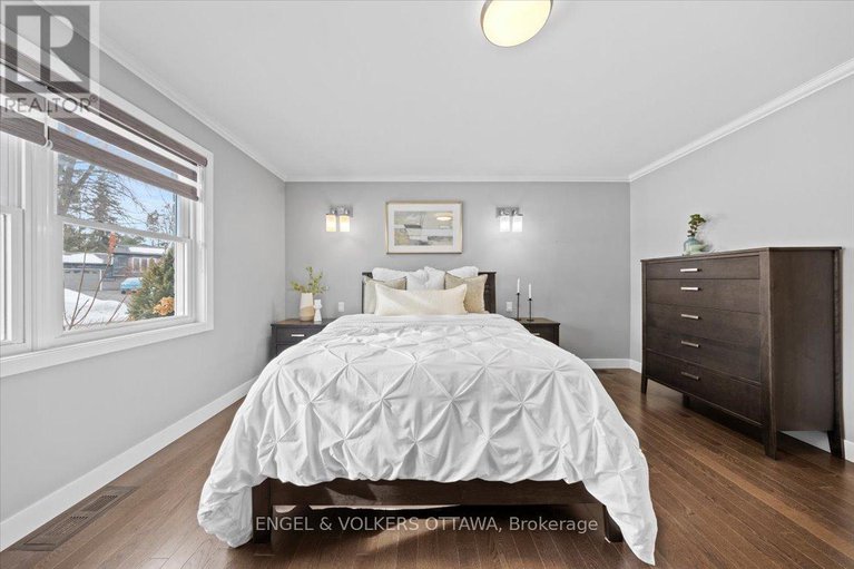 29439628/1005-gold-crescent/queensway-terrace-north/ottawa/ontario/K2B8C4_20