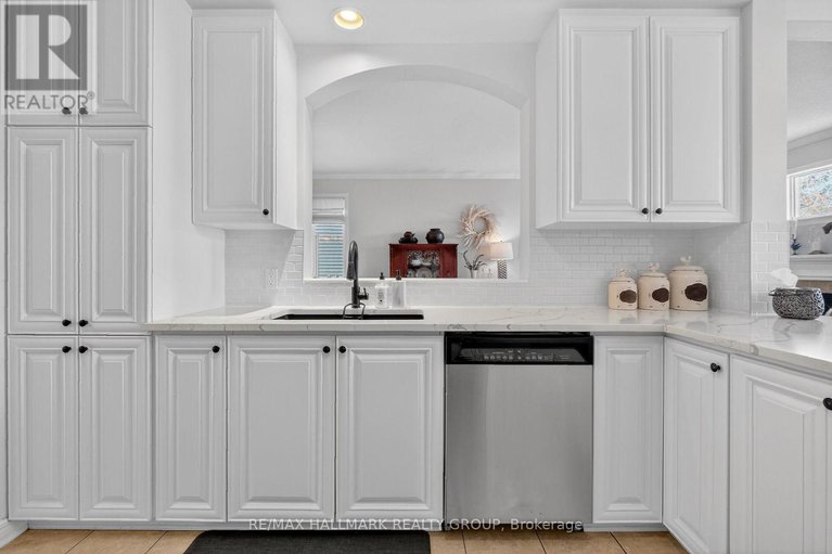 29352241/1952-schroeder-crescent/springridgeeast-village/ottawa/ontario/K4A4P7_24