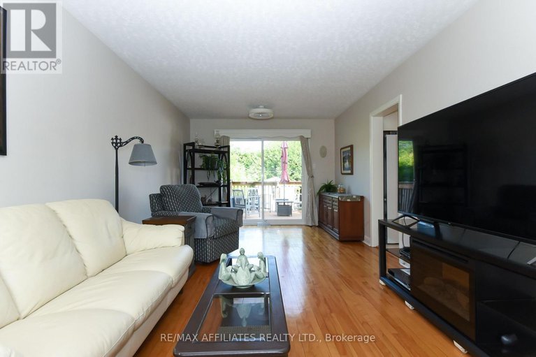 28846250/323-fullerton-avenue/overbrookcastle-heights/ottawa/ontario/K1K1K2_15