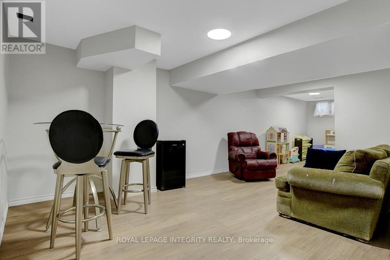 29178454/34-stokes-crescent/glencairnhazeldean/ottawa/ontario/K2L2Z4_28