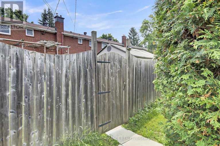 28622582/786-cummings-avenue/castle-heightsrideau-high/ottawa/ontario/K1K2L2_36