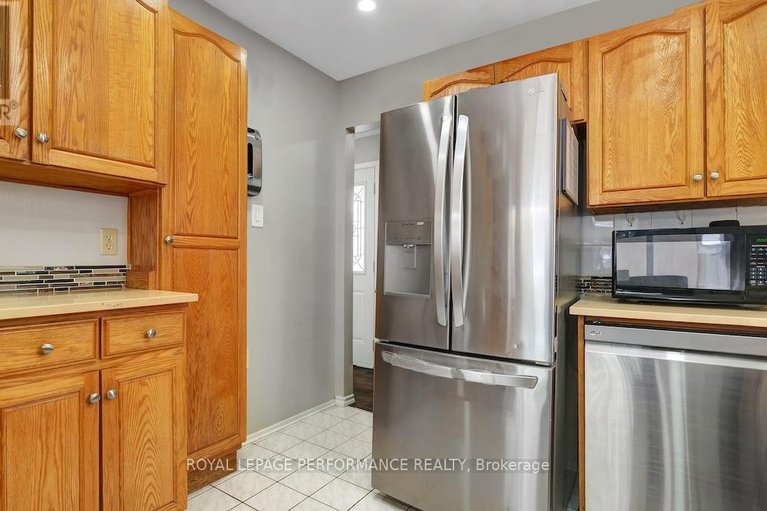 29576627/32-brando-crescent/hunt-club-parkgreenboro/ottawa/ontario/K1T2E3_16