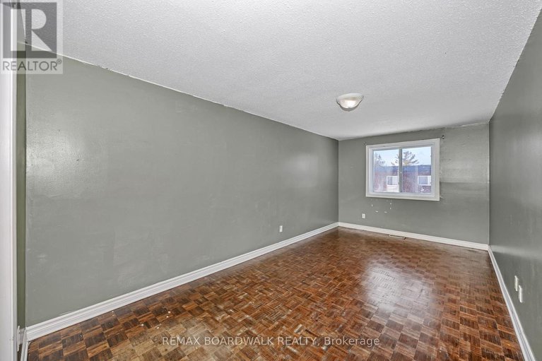 29181830/67-392-garden-glen-private/meadowlandscrestview/ottawa/ontario/K2G1E4_24