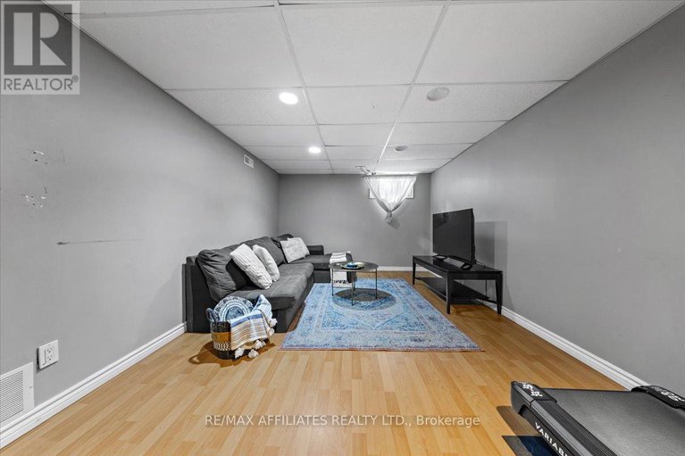 28649906/2530-autumn-hill-crescent/blackburn-hamlet-south/ottawa/ontario/K1B4M7_35