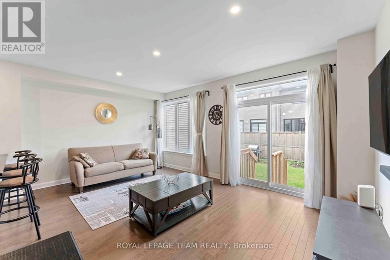 28414492/325-cosanti-drive/remainder-of-stittsville-area/ottawa/ontario/K2S2W6_11
