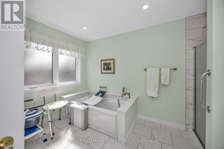 28845636/1725-autumn-ridge-drive/chapel-hill/ottawa/ontario/K1C6Z1_29