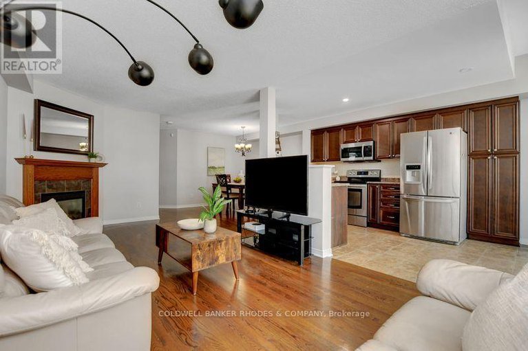 28599180/261-rolling-meadow-crescent/mer-bleuebradley-estatesanderson-park/ottawa/ontario/K1W0A8_11