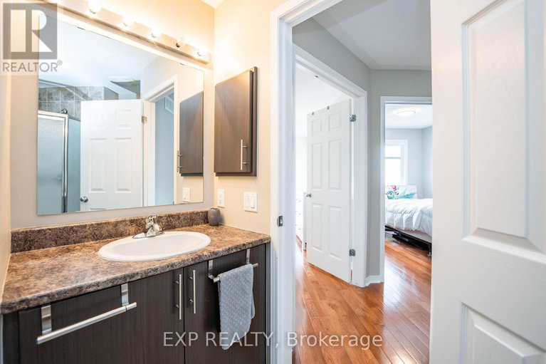 29123132/504-barholm-private/mer-bleuebradley-estatesanderson-park/ottawa/ontario/K4B1H9_21
