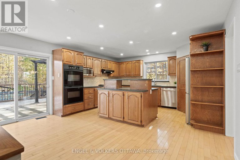 29015610/4720-whispering-willow-drive/sarsfieldbearbrook/ottawa/ontario/K4B1J1_7