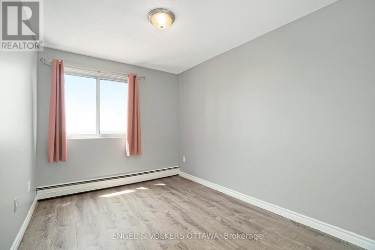 28428926/817-20-chesterton-drive/borden-farmstewart-farmcarleton-heightsparkwood-hills/ottawa/ontario/K2E6Z7_28
