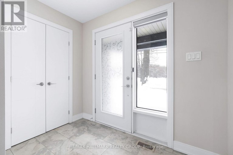 29303605/1111-north-river-road/overbrook/ottawa/ontario/K1K3W2_3