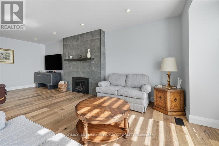 28959990/6343-viseneau-drive/chateauneuf/ottawa/ontario/K1C2G8_8