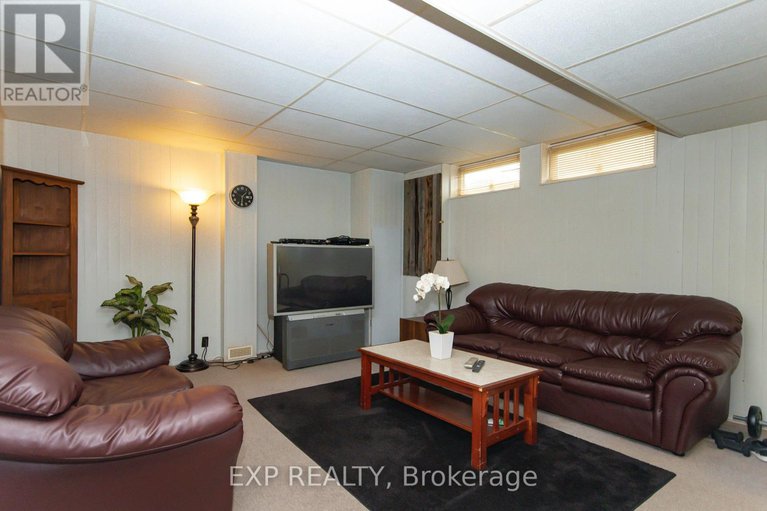 28588528/1576-st-georges-street/bilberry-creekqueenswood-heights/ottawa/ontario/K1E2M9_26