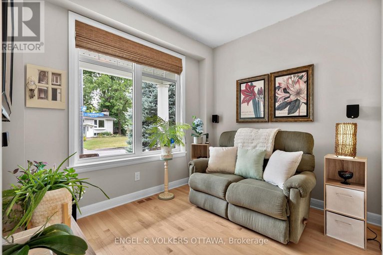 28925746/27-esquimault-avenue/bruce-farmgraham-parkqualicumbellands/ottawa/ontario/K2H6Z4_5