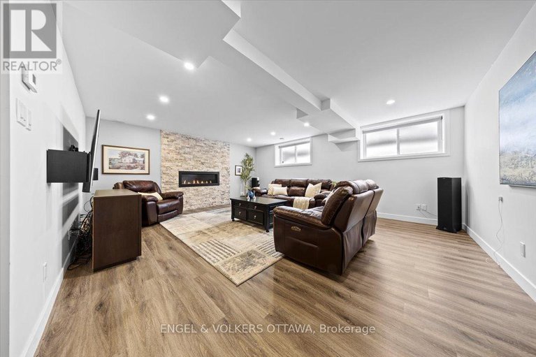 29439628/1005-gold-crescent/queensway-terrace-north/ottawa/ontario/K2B8C4_36