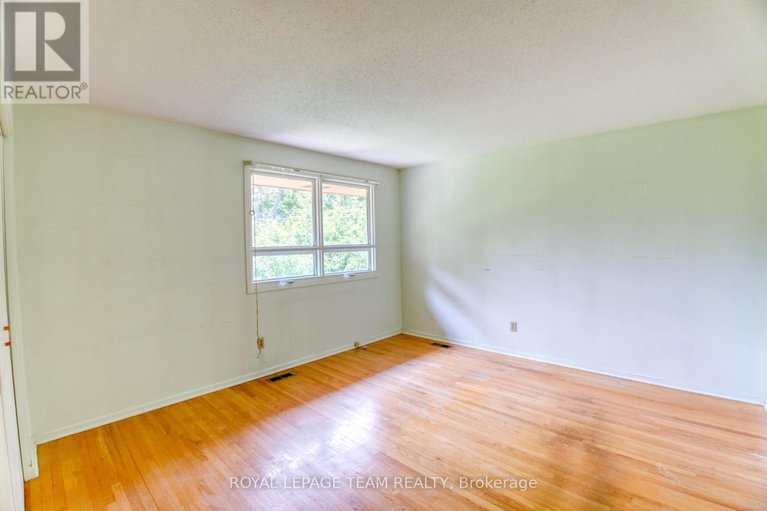 28412587/19-dayton-crescent/leslie-park/ottawa/ontario/K2H7N8_21