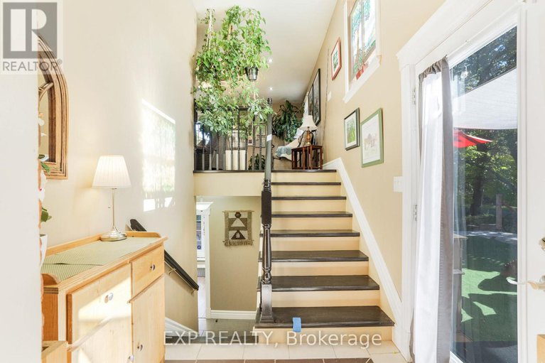 28642527/93-high-street/vankleek-hill/champlain/ontario/K6A1B4_15