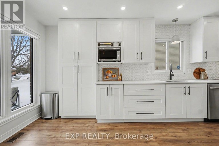 29399476/710-princess-louise-drive/fallingbrookridgemount/ottawa/ontario/K4A3G9_16