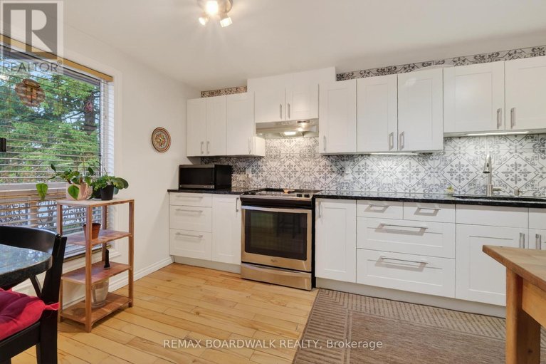 29607397/7925-jeanne-darc-boulevard-n/orleans-wood/ottawa/ontario/K1C2C7_4