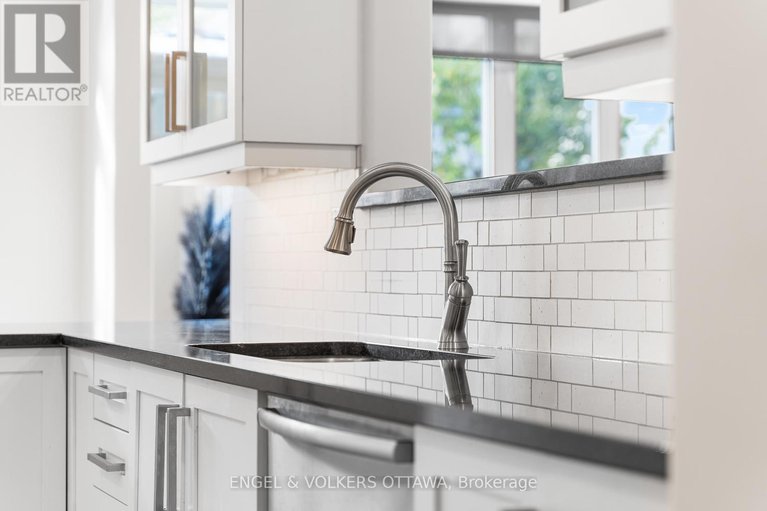28911455/22-friendly-crescent/stittsville-south/ottawa/ontario/K2S2B6_16