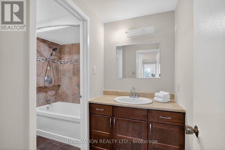 29490132/5-2336-orient-park-drive-e/blackburn-hamlet-south/ottawa/ontario/K1B4N5_34