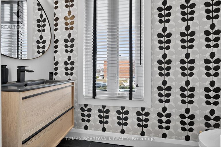 29640571/154-queen-mary-street/overbrookcastle-heights/ottawa/ontario/K1K1X5_16