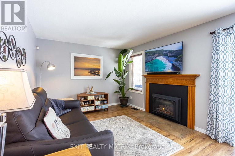 29422357/1879-rosewind-court/chapel-hill/ottawa/ontario/K1C7E3_14