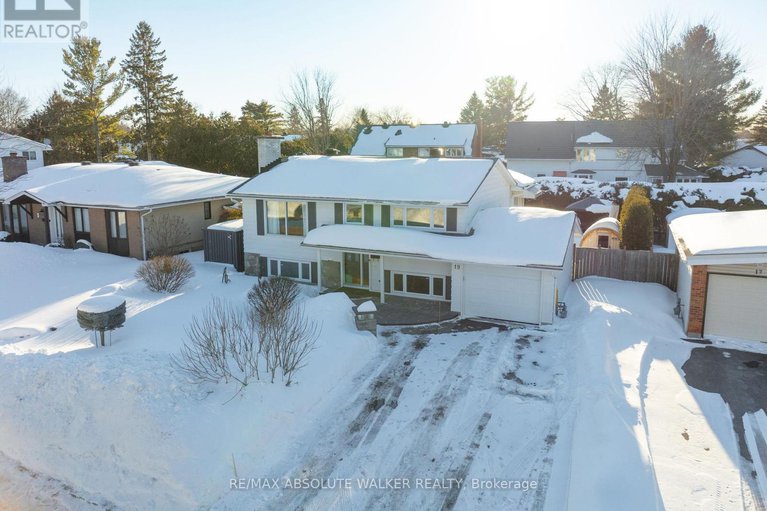 29422550/19-lambert-drive/sheahan-estatestrend-village/ottawa/ontario/K2H5Y3_1