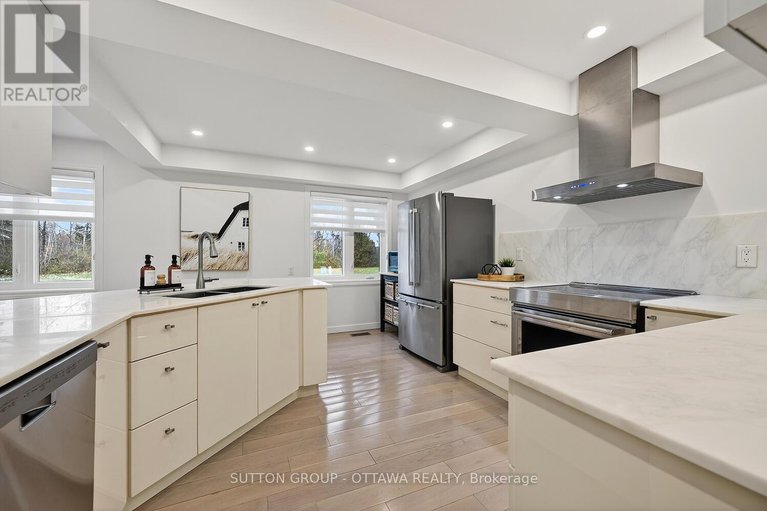 29116675/1-bayside-private/mooneys-bayriverside-park/ottawa/ontario/K1V9R3_5