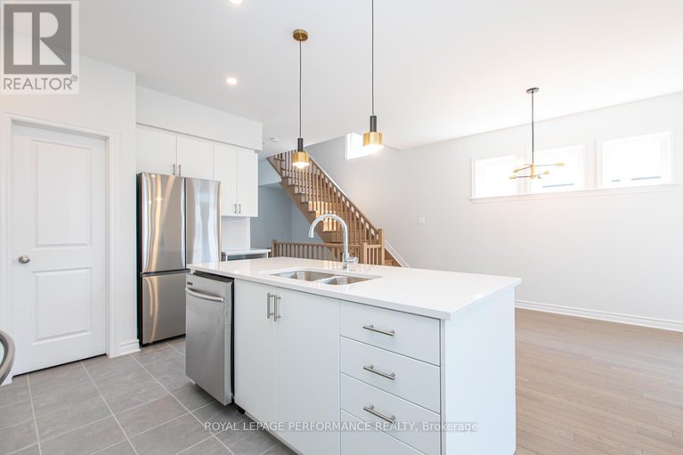 29649024/635-cordelette-circle/mer-bleuebradley-estatesanderson-park/ottawa/ontario/K1W0P2_19