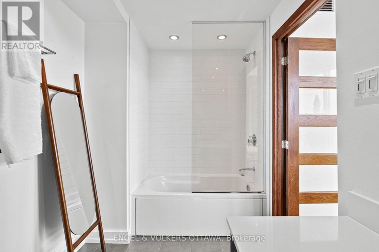 28813803/823-349-mcleod-street/ottawa-centre/ottawa/ontario/K2P0S1_22