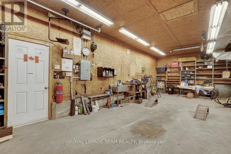 29655714/5523-mitch-owens-road/manotick-south-to-roger-stevens/ottawa/ontario/K1X1C2_32