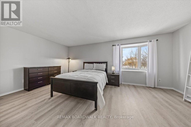 29318250/294-valade-crescent/fallingbrookpineridge/ottawa/ontario/K4A2X3_17