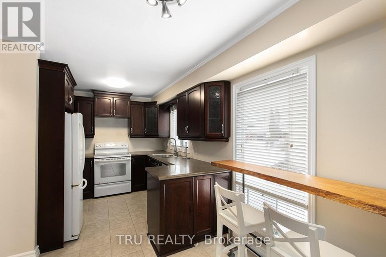 29669051/1078-st-emmanuel-terrace/convent-glen-north/ottawa/ontario/K1C2J7_13