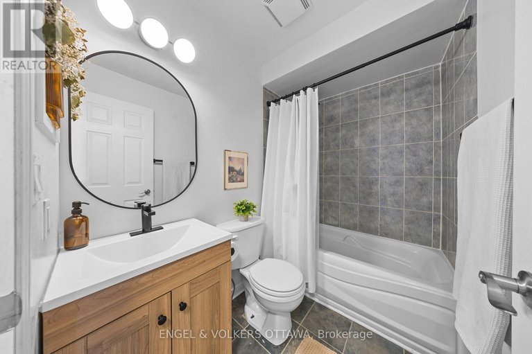 29670402/9-festive-private/central-park/ottawa/ontario/K2C4A1_23