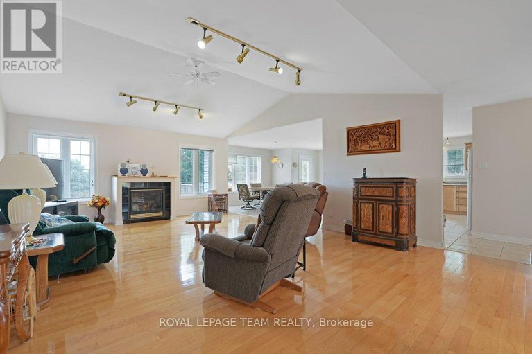 28851988/2120-trailwood-drive/north-gower/ottawa/ontario/K0A2T0_8