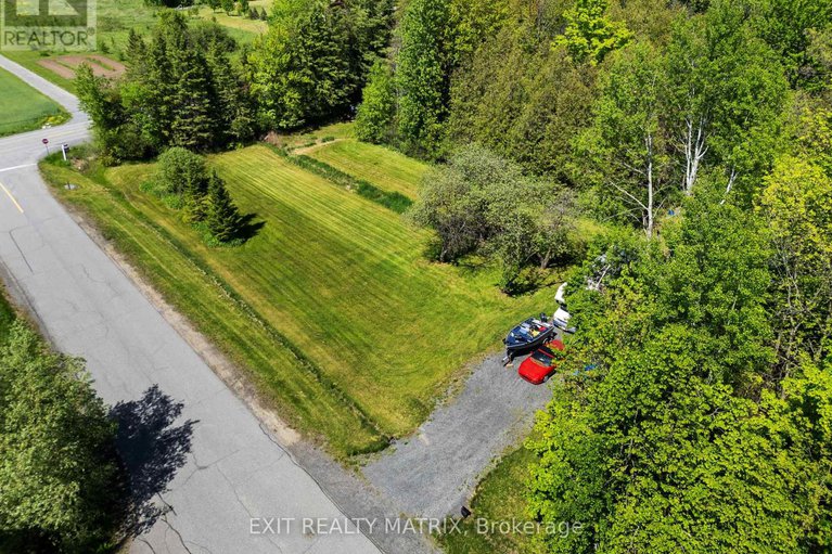28384633/7962-parkway-road/osgoode-twp-north-of-reg-rd-6/ottawa/ontario/K0A2P0_28