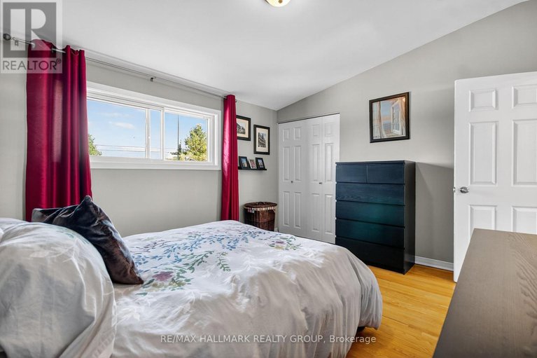28891693/2074-featherston-drive/urbandale-acres/ottawa/ontario/K1H6R3_10